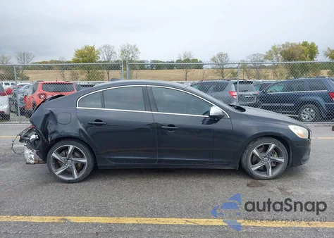2013 Volvo S60 T6/T6 Platinum/T6 Premier Plus/T6 R-Design/T6 R-Design Platinum z USA, uszkodzony, nr VIN YV1902FHXD1216271